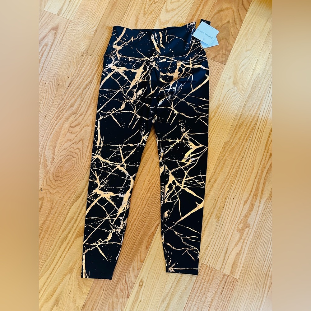 BEYOND YOGA black and gold  large brand new with tag.